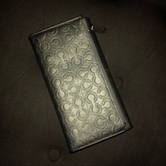 Pale gold coach Wallet - Picture 2 of 3